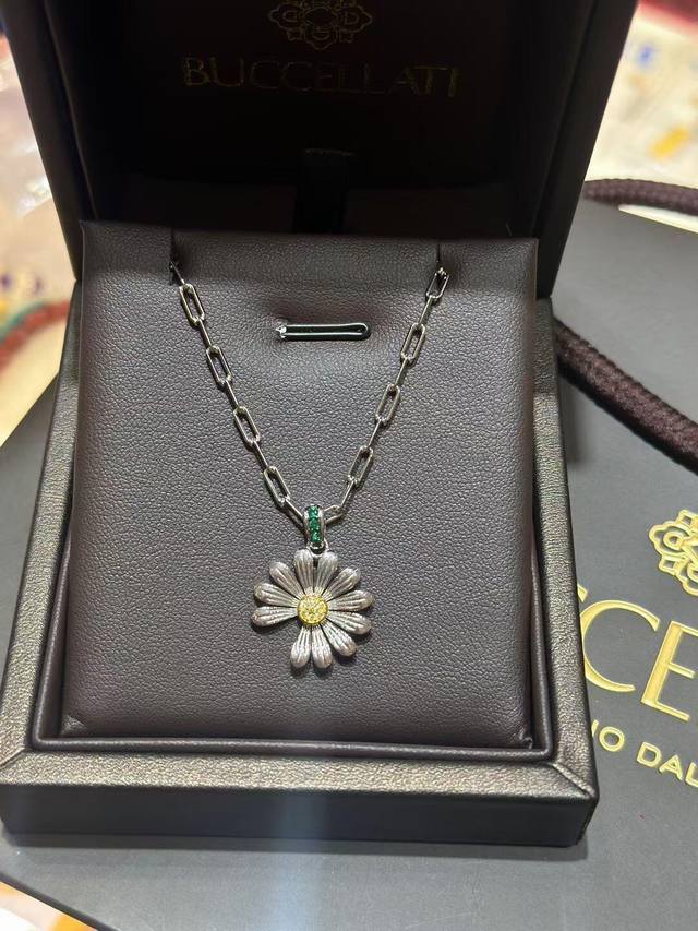 权志龙同款 超美也超级难买 代购各种溢价 非常华丽精致 值得夸一万遍 有质感而且珠光色泽很高级 搭配个小黑裙瞬间美出圈 Z6300定制 气质穿搭不二之选。错过拍