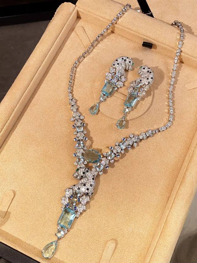 耳p 项p370Cartier卡地亚斑点豹套装施华洛天蓝色彩钻系名媛斑点豹子头珠宝项链耳环套装猎豹头部侧转望向正面，眼睛镶嵌祖母绿宝石，神态栩相如生明星同款，美