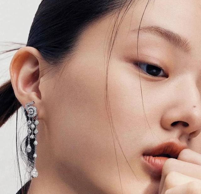 V金材质 香奈儿5字流苏耳钉热销款 闪亮亮的进口锆石折射出耀眼的火彩 女神必备 超级显脸瘦Logo 5字 水滴 流苏耳钉 优雅大方精工设计 雕刻 非常修饰脸型