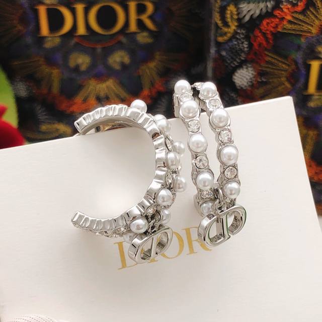 编号Ded0191 Dio*最新款银色珍珠耳勾 一致Zp黄铜材质