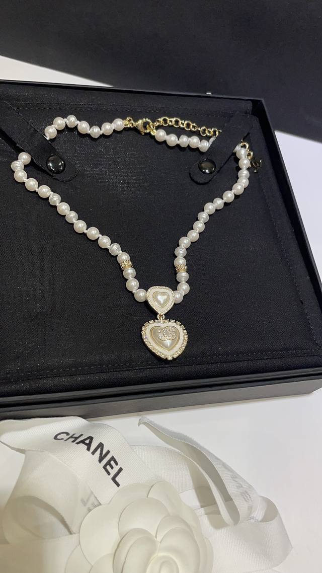 编号Xxl0339 今日新品项链 24A新款白色珐琅爱心满钻双C珍珠项链 白色立体珠光爱心搭配珠光细闪 简直美到窒息少女心与贵气感并存 Zp一致黄铜材质 施华洛