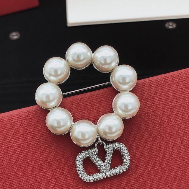 编号 Valenti*O最新款珍珠圆形胸针 一致Zp黄铜材质