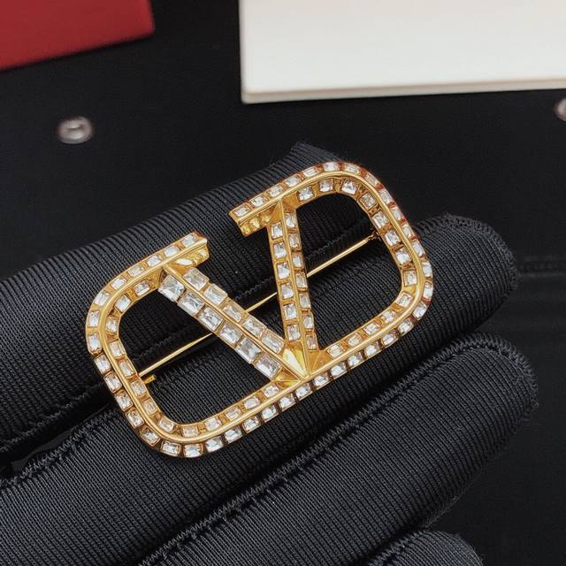 编号 Valenti*O最新款方钻胸针 一致Zp黄铜材质