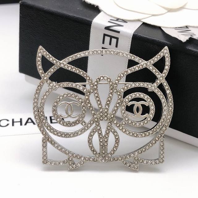 编号Xxz0037 Ch Nel 最经典 最百搭 最特色的猫咪胸针Brooch 浓浓的大牌时尚感 实物赞爆了 随便你想别哪里 别外套，西装，鞋子，领口，帽子 你