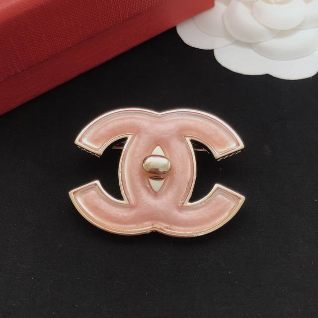 编号Xxz0036 Ch*Nel最新款粉色胸针 一致Zp黄铜材质