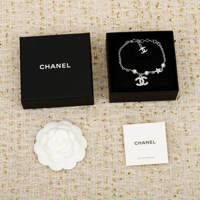 250759 我们出品 Zp6760，量大咨询客Fu 香 星星水钻双C手链 26早春最新款系列！巨巨巨火爆银色链条搭配经典双C+星星+珍珠！设计感满满不对称流苏