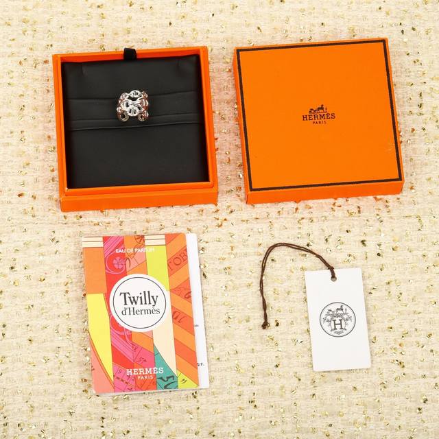 206797 我们出品 猪鼻子三层戒指， Zp为纯银材质，量大咨询客Fu！ 明星、网红、名媛都难以抗拒！ 酷劲十足的经典标志 古今中外时尚浪尖上的不败元素 搭配