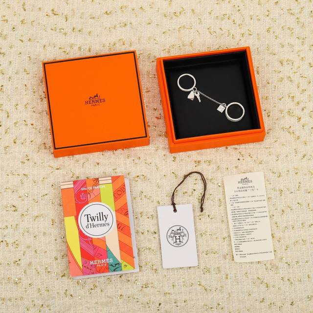 205095 我们出品 凯利白金戒指 认准唯一一家真正购入珠宝类Zp开发的，可订做真金真钻，只做对版Zp真金货，pk市面各种金货量大咨询客Fu Kelly Cl