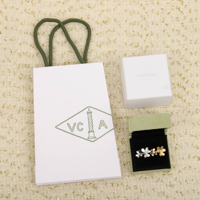 205380 我们出品 三叶草开口戒指 Zp60 000+ ，可订做18K真金真钻版，只做对版真金货，价询客Fu Frivole系列作品宛如花卉在微风轻拂下摇曳