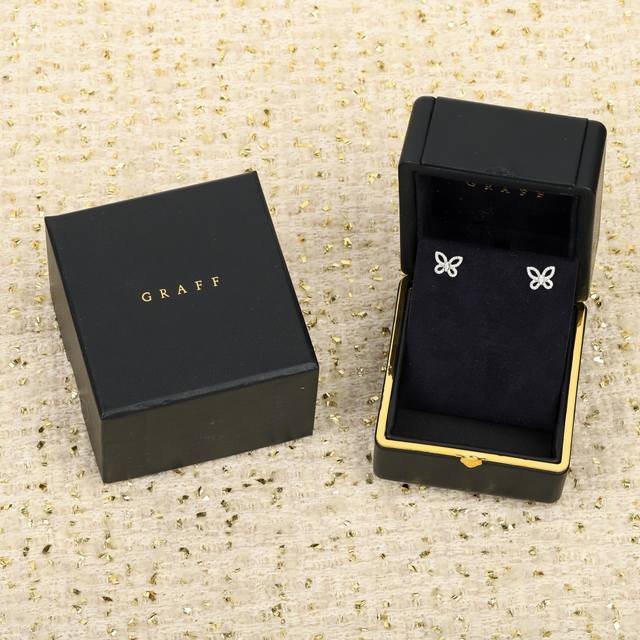 207728 我们出品 幻影蝴蝶Mini耳钉，可订做18K真金真钻版，只做对版真金货，价询客Fu，pk市面各种金货 优雅的蝴蝶幻影迷你钻石吊坠描绘蝴蝶的优美轮廓