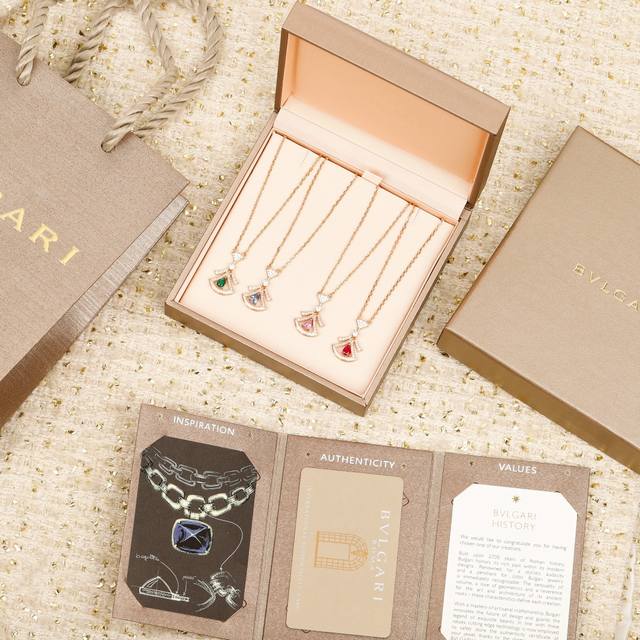 208688 我们出品 七夕限定项链， 可订做真金真钻，只做对版Zp真金货，pk市面各种金货量大咨询客Fu 赵露思同款七夕限定项链 捕捉意式美学与优雅之精髓，以