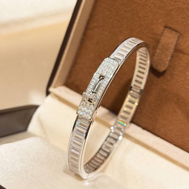 A6821 纯银新版本 H家限量版 梯方 满钻 皮带扣手镯 118颗5梯方钻 足足22G重 太考验师傅的手艺了 要确保每颗钻都镶嵌好 高端定制 女神 火爆 手镯