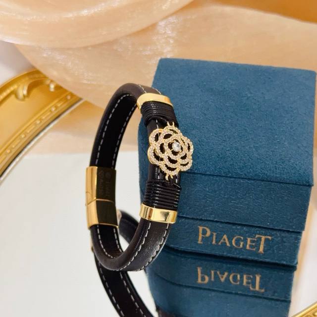 piaget伯爵手镯 高端定制版本 镶嵌钻工艺 ，V金材质 ，细节处尽显奢华。金属质感与纹理相互映衬，光线之下，熠熠生辉，体现了奢华与典雅的气质。无论是商务场合