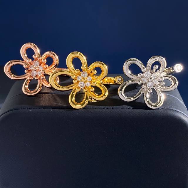 戒指 梵克雅宝Vca高级感时尚百搭金属镂空五瓣花造型花蕊镶钻设计水滴钻开口戒指 黄铜材质 金银玫3色 戒指重约9.6G 花朵约2.5Cm*2.3Cm*0.8Cm