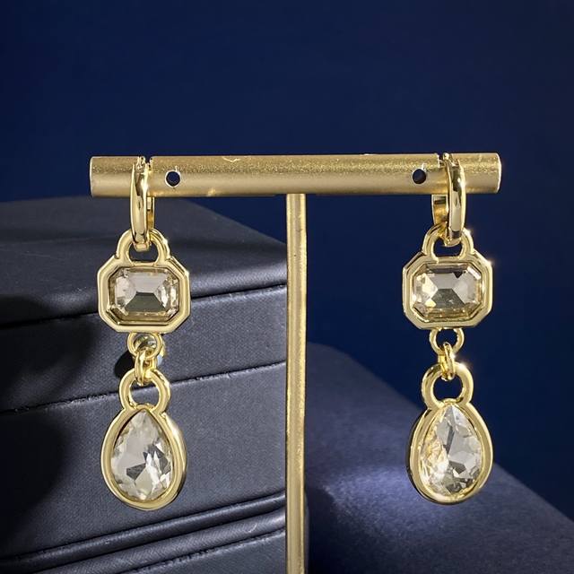 耳环 施华洛世奇欧美时尚几何八边形方钻吊水滴钻灵动长款耳环 黄铜材料 耳环重约19.32G 耳环总长约5.3Cm