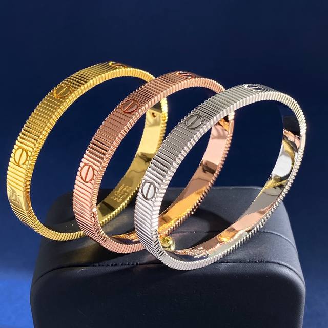 有标卡地亚Cartier 新款男女同款个性设计金属缎带设计Love螺丝钉子钉印手镯情侣款 黄铜材料 金银玫3色 重28.68G 面宽约 0.7Cm 厚约0.25