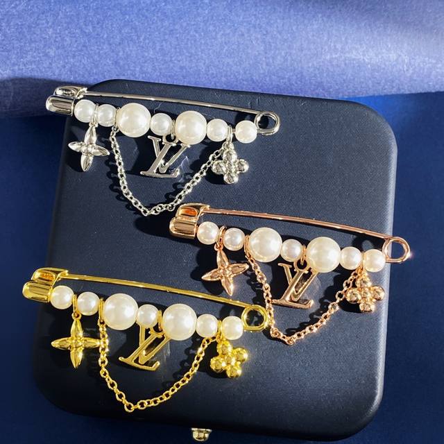 Lv 路易威登新款精致别针光面金属质感老花纹四叶花菱形花朵Lv字母链条流苏吊坠大小珍珠元素胸针 黄铜材质 金银玫3个色 重约7.9G 总长约6Cm