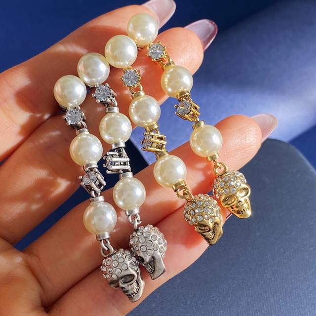 亚力山大Mq麦昆Vintage中古风灵动长款耳饰珍珠间隔六爪圆钻吊镶钻骷髅头长耳钉 黄铜材料 2个色:古银色古铜色 重约11.6G 尺寸约5.7Cm*0.9Cm