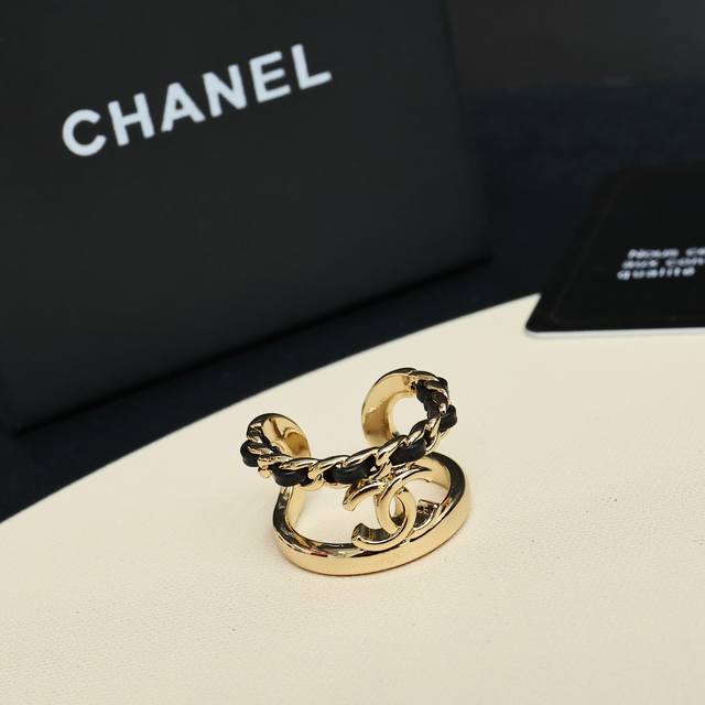 Chanel经典穿皮双C戒指 浅金色金属+黑色穿皮链条，复古又时髦开口设计，尺寸可调，适合各种手型佩戴。双C标志超有辨识度，日常或正式场合都能轻松驾驭。