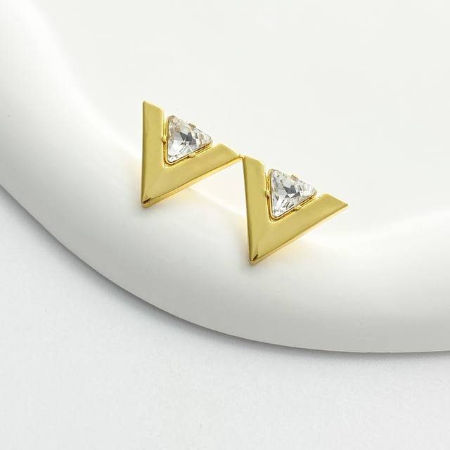 今日新款 编码E3309 华伦天奴耳钉热销款爆上新 Vaentino金色V标钻石耳钉 经典V标志搭配倒三角水钻，又闪又高级 小巧又大气，简约却难掩高级感，日常通