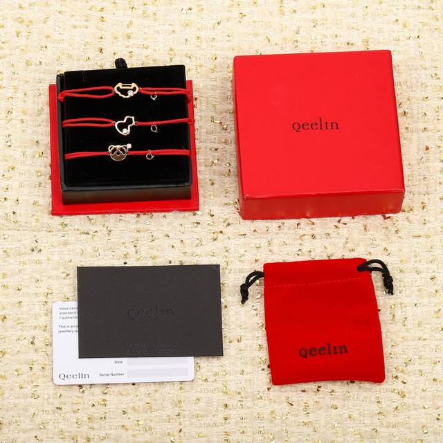 206551 我们出品 红绳手链， 可订做18K真金真钻版，只做对版真金货，价询客Fu 红绳手链，唤起未泯童心。 攀上藤蔓，发现Wulu，加载幸运能量。 腾云驾