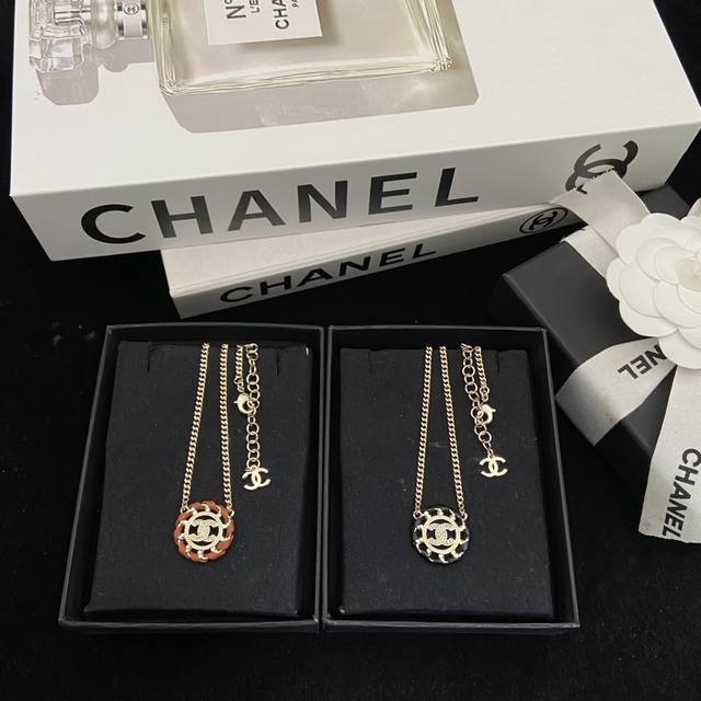 2色 香奈儿新款圆形穿皮项链 甜酷风格