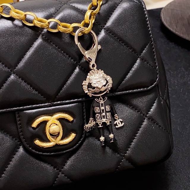 香奈儿Chanel水钻狮子炫彩包饰、钥匙扣该配饰由奢华材料制成，饰有包包香奈儿双C字母标识坠饰。可进行个性化定制，打造个人专属饰品随意搭配都可、一年四季各种场合