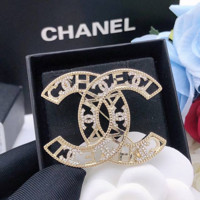 编号Xxz0019金色 22A新款镂空字母水钻双C银色胸针 水钻双C无敌爆闪自带闪光特效 各种场合搭配太贵气啦 懂的都懂 白富美名媛一定要有的美感