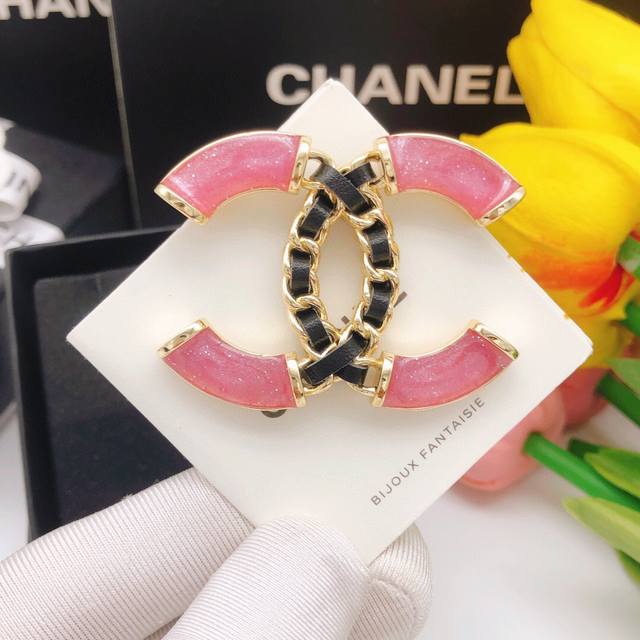 编号Xxz0012 新款皮革粉色滴油胸针 精工打造每一个细节做工非常精细 这款设计非常美轮美奂 这款真的超级美超级仙 精致小姐姐必备