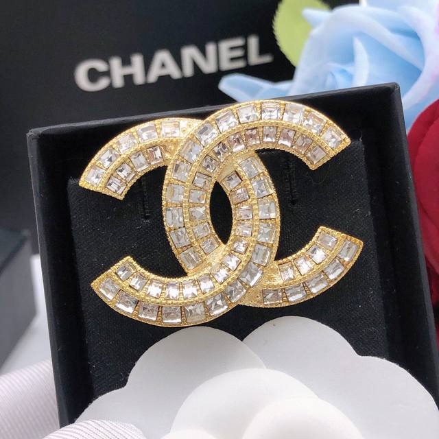 编号Xxz0011 原单狠货 明星网红同款 方钻香奈儿Ch Nel 胸针。专柜同步。最保值系列，属于越看越喜欢经得起跨世纪考验的款式 金、银两色现货