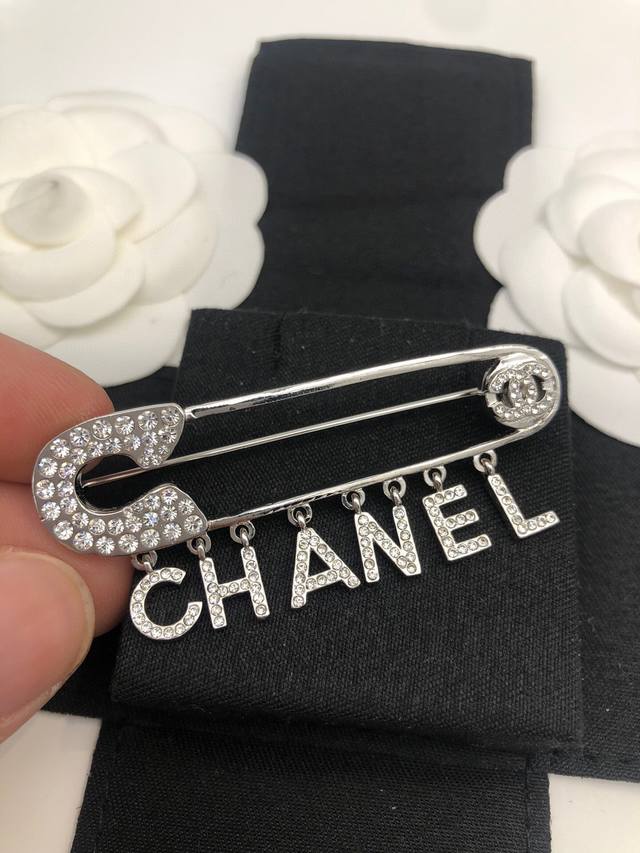 编号Xxz0006 小香家字母 镶钻胸针女时尚气质明星同款外套别针个性球拍针扣饰品