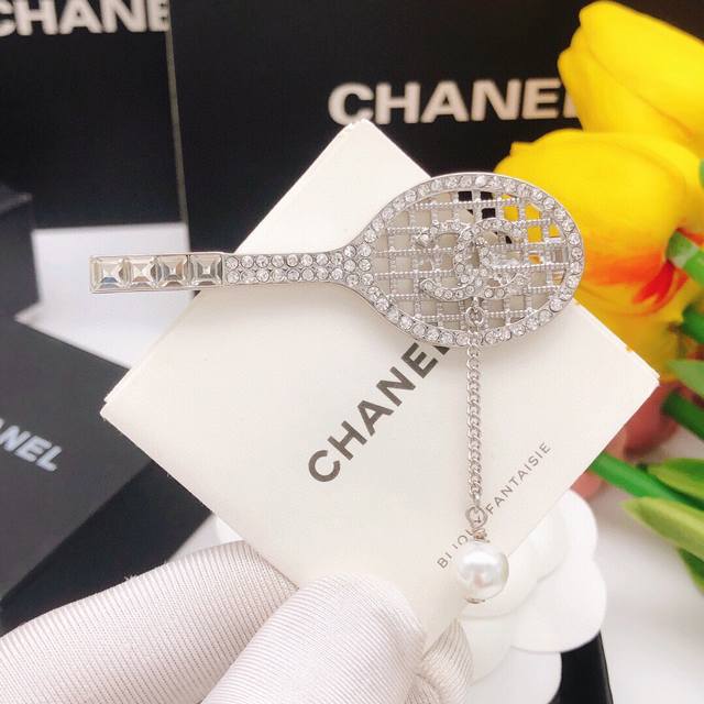 编号Xxz0005 Ch*Nel 吉他胸针 网球拍人手必备的发圈 没有之一这款发圈非常精工 山茶花双C镶钻色泽还是发绳部分 都无可挑剔 无论是 长发 中长发 它