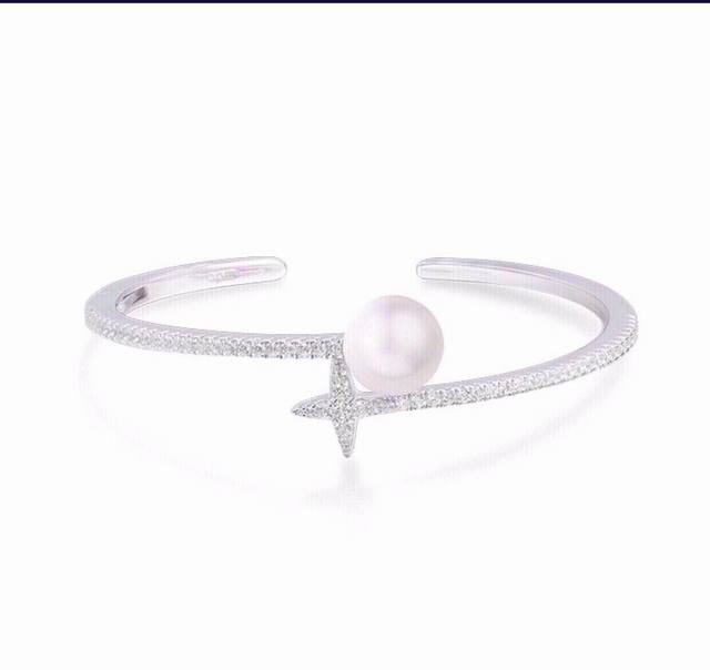 Apm Monaco纯银镶晶钻Festival开口手镯配珍珠，微镶晶钻、淡水珍珠。