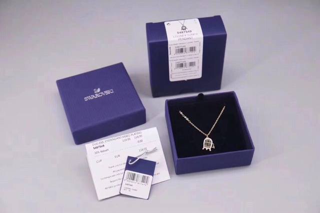 Swarovski 黄金色鸟笼锁骨项链 这款镀金色链坠，揉合了缀有密镶Swarovski仿水晶的鸟笼，镶有多颗仿水晶的饰链，不但适合日常搭配，轻松愉快的设计。