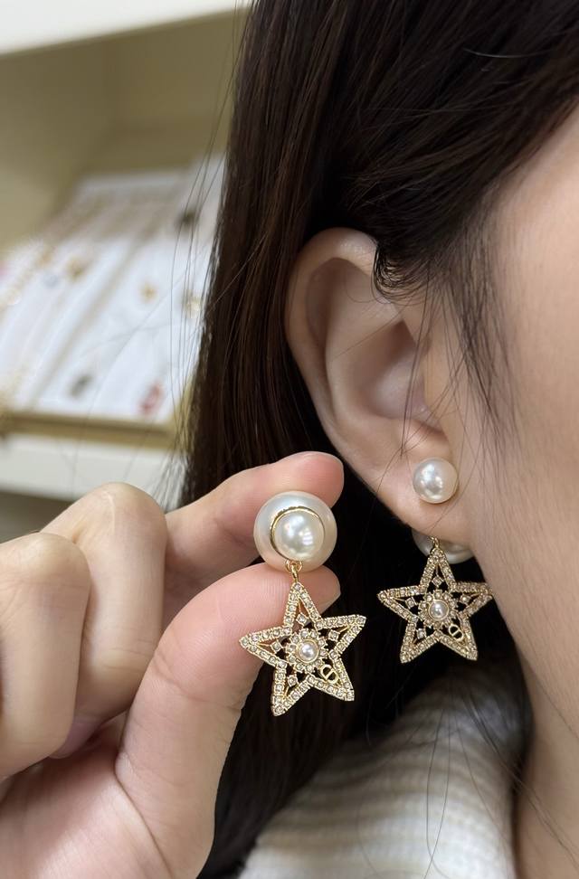 Dior幸运星珍珠耳环 Dior Nuitetoilee系列幸运星珍珠耳环，浅金色金属+密镶银色晶体，中央白色树脂珍珠，镂空五角星设计超精致