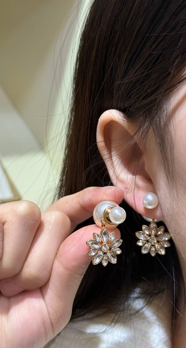 Dior雪花珍珠耳环 Dior雪花珍珠耳环，金色金属搭配珍珠和马眼锆石，雪花造型精致闪耀，节日氛围感满满 两戴式设计，既能做耳钉也能变耳坠，日常通勤或节日聚会都