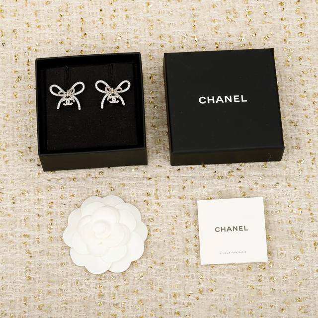 50744 我们出品 Zp9490量大咨询客Fu 本季必入爆款25K新款金色 Ch Nel蝴蝶结吊双C耳环 火到炸裂，美到窒息，不买真心对不起自己小小一只，两个