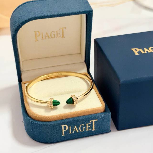piaget伯爵手镯 高端定制版本 镶嵌钻工艺 ，V金材质 ，细节处尽显奢华。金属质感与纹理相互映衬，光线之下，熠熠生辉，体现了奢华与典雅的气质。无论是商务场合