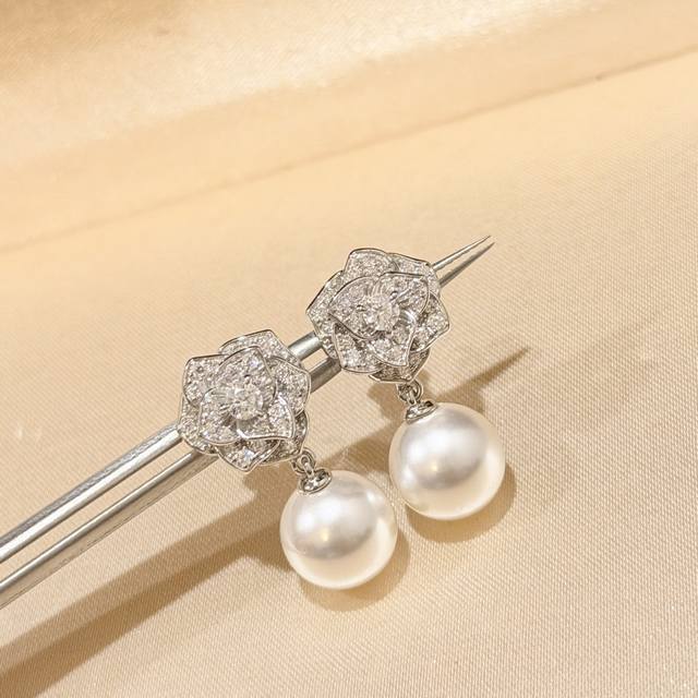 A4681 优雅大方 气质的 山茶玫瑰花满钻 珍珠 耳钉 进口锆钻微镶哦！！魅惑的山茶花高端定制 通体925纯银镶嵌工艺18K厚金升级高级电镀 镶嵌～层层镶嵌