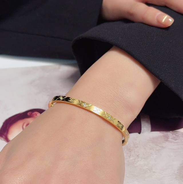 小红书推荐爆款小香新款C字母镶钻窄版手镯香奈儿Chanel高品质进口精钢手镯超重工Bling Bling，颜色搭配得非常好高级感 女神气质高端 精钢材质不过敏不