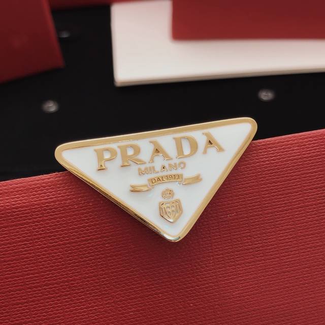 编号pxz0003 prad*最新款白色三角形胸针 一致Zp黄铜材质