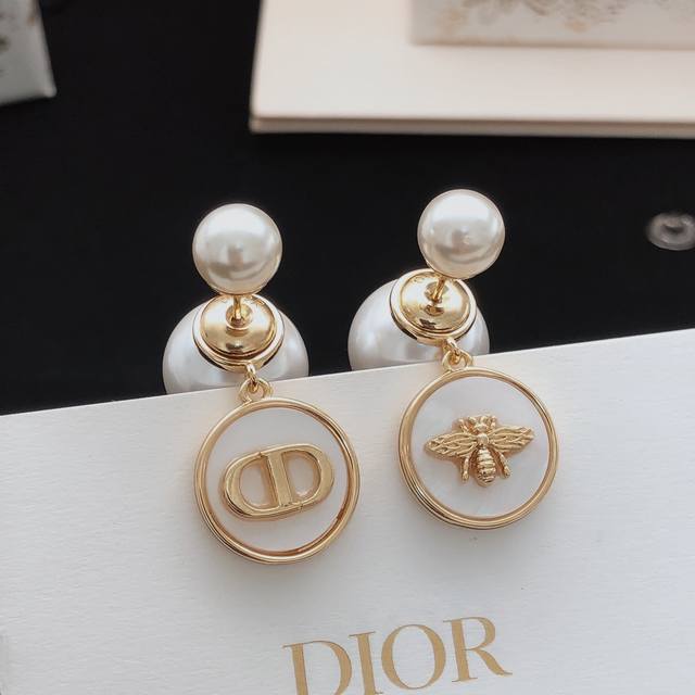 编号Ded0670 Dio*最新款白色圆形蜜蜂耳钉 一致Zp黄铜材质
