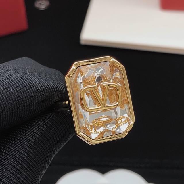 编号Vjz0007 华伦天奴最新款戒指大钻方钻 一致Zp黄铜材质