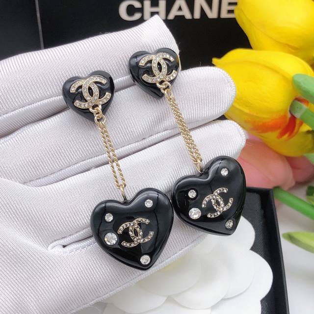 编号Xxl0037项链 p70编号Xed0122耳钉 新款小香爱心项链项链 黑桃心首饰 美在心巴上！ 这一季爱心惊艳回归！ 柜贵高级手工坊