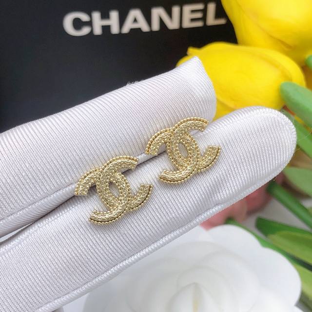 编号Xed0516 小香经典双Clogo耳环， 早春新款，浮雕设计+麻花点缀！上耳好吸睛好温柔，一点也不会很重哦！各位小仙女放心闭眼入吧~