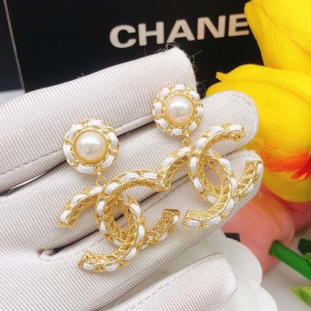 编号Xed0504白色 p 编号Xed0441黑色 新款穿皮白色皮革耳环 精工打造每一个细节做工非常精细 这款设计非常美轮美奂 这款真的超级美超级仙 精致小姐姐