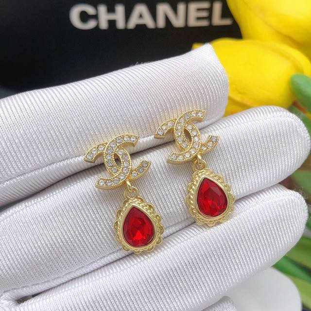 编号Xed0537白色 p 编号Xed0501红色 香奈22K滴水钻系列 双C水钻搭配 2色入 精致秀气百搭单品♀