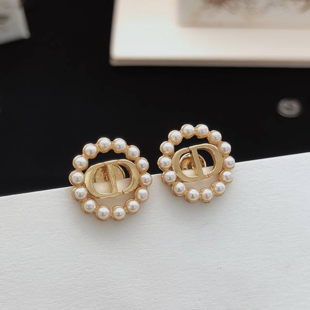 编号Ded0675 Dio*最新款圆形米珠耳钉 一致Zp黄铜材质