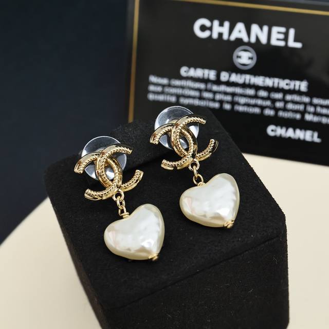 Chanel经典爱心珍珠耳钉 经典双C标志+巴洛克风爱心珍珠，复古又优雅金属镀金+不规则珍珠，质感满分，佩戴轻盈舒适，日常或正式场合都能轻松驾驭。百搭属性+明星