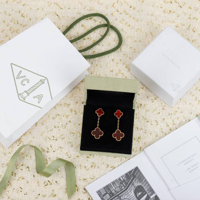 203833 我们出品 双花耳扣不带钻 Zp65000+ 认准唯一一家真正购入珠宝类Zp开发的，可订做真金真钻，只做对版Zp真金货，pk市面各种金货量大咨询客F